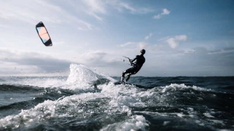 Co można robić podczas wakacji nad morzem? Wypróbujcie sporty wodne!