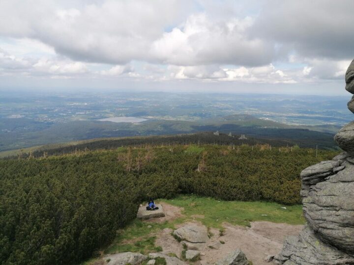 Widok na Karkonosze z Kruczych Skał: Odkryj punkt widokowy w Karpaczu