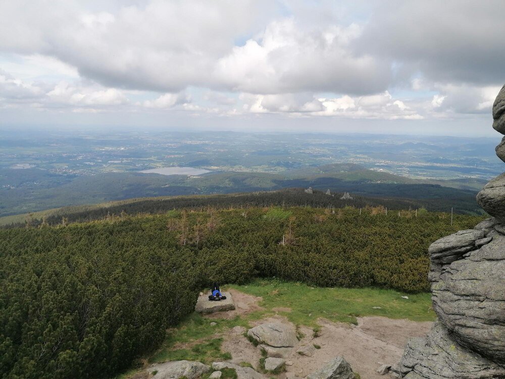 Widok na Karkonosze z Kruczych Skał: Odkryj punkt widokowy w Karpaczu