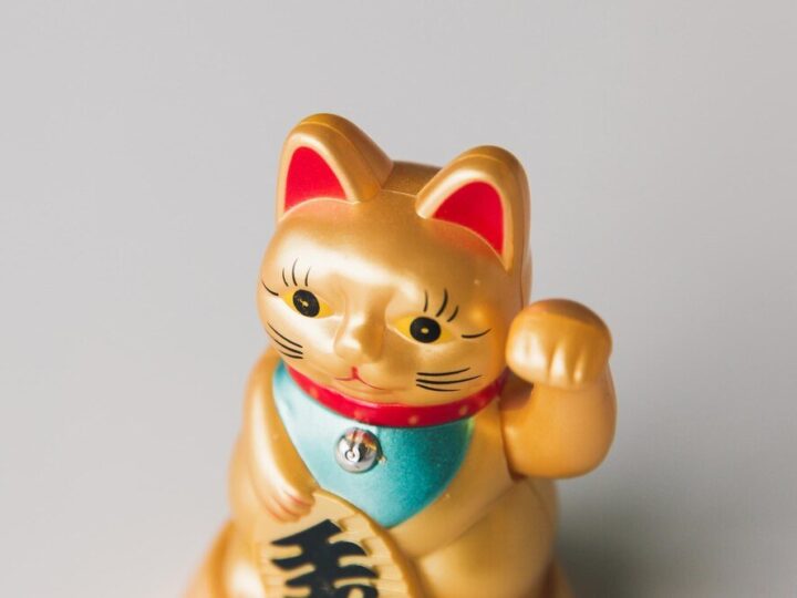 Japoński kot szczęścia Maneki Neko: historia i znaczenie