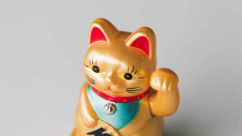 Japoński kot szczęścia Maneki Neko: historia i znaczenie